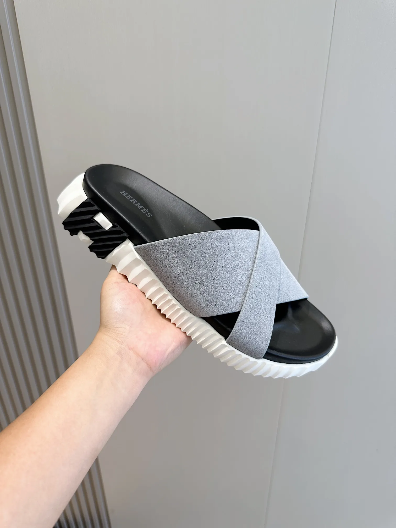 Factory price: 360💰Hermès [HERMÈS] Top Herme*H Home Hermès Men's Sandals and Slippers-Original Reproduction. Purchase the original version and make it one to one. The outsole is privately molded. The color of the outsole corresponding to each color is the same as the original version. Come to those who know the stuff 💪 The ultra-light soles are designed in contrasting colors, and they feel so comfortable on your feet! Calfskin, cowhide feet, private model outsole. Size: 39-44 (customized at 38.45)